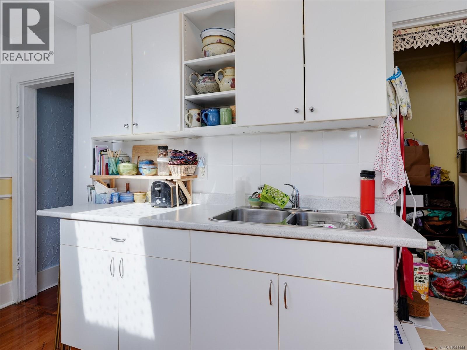 1011 Amphion St, Victoria