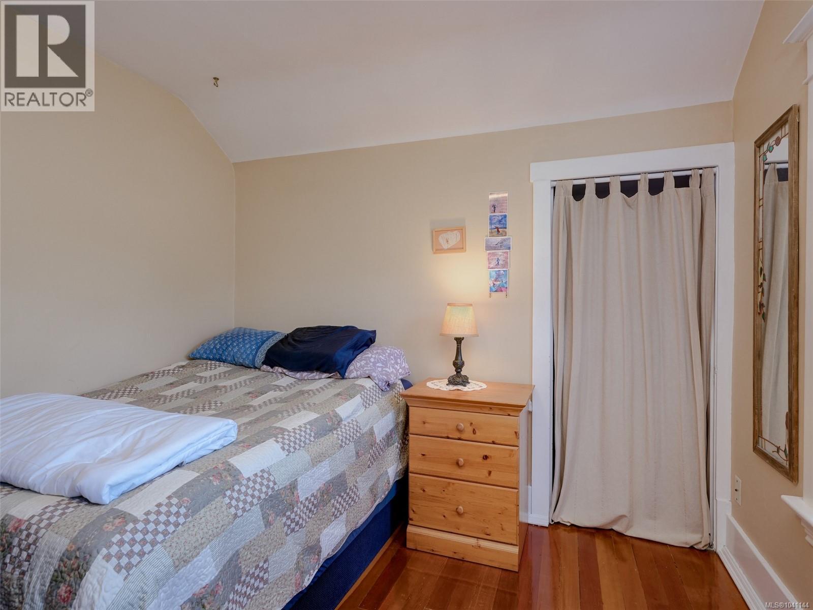 1011 Amphion St, Victoria