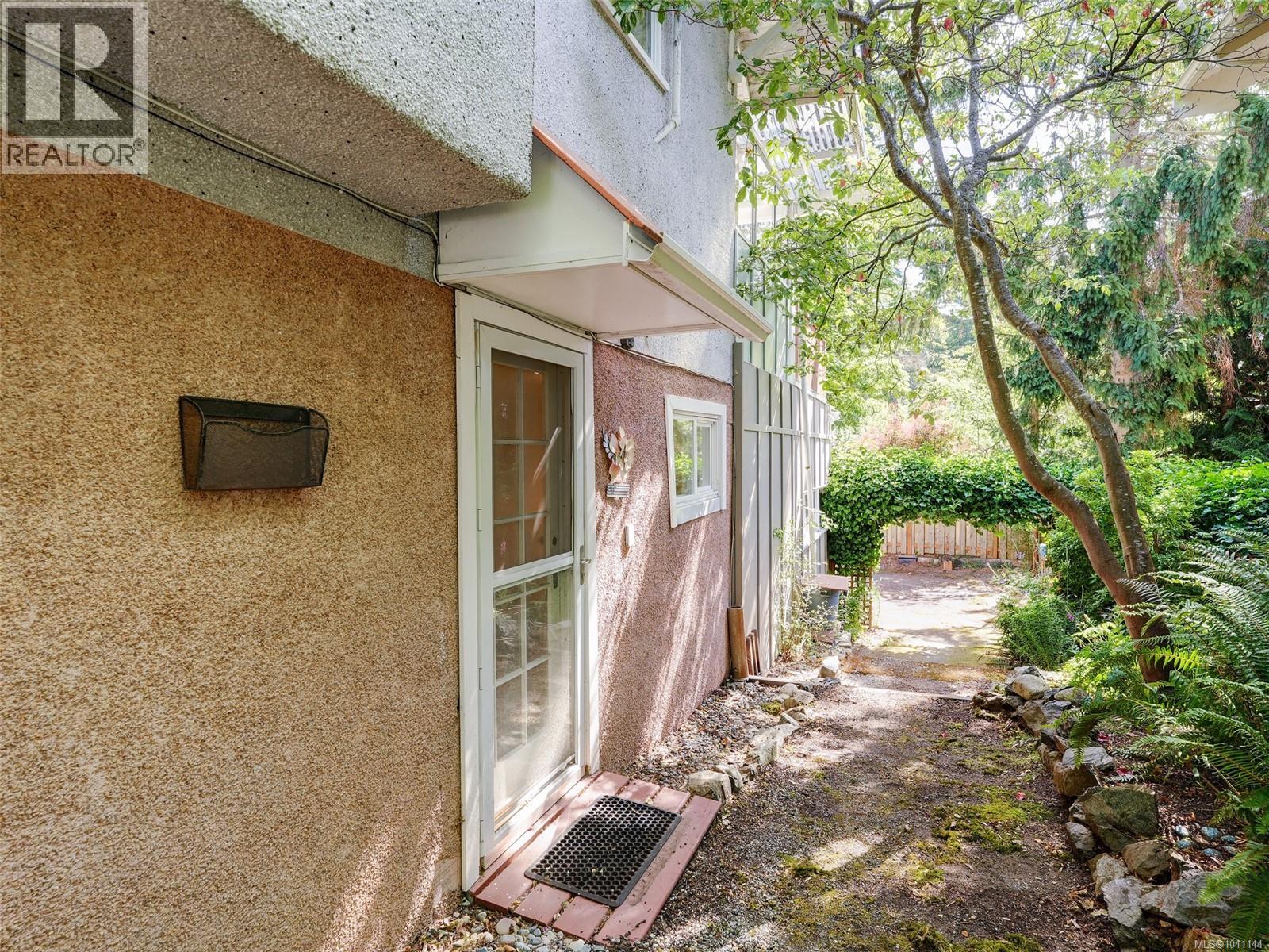 1011 Amphion St, Victoria