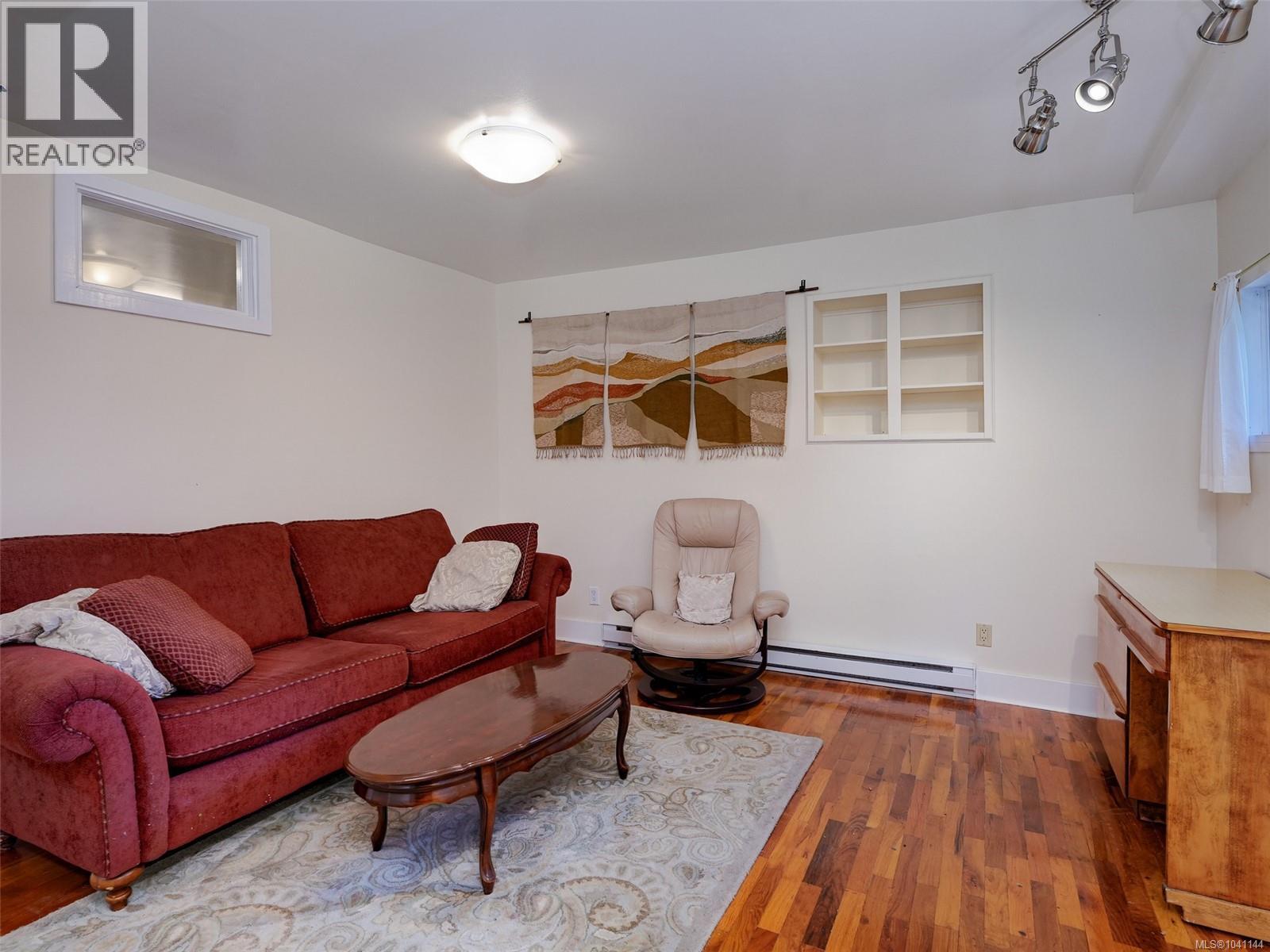 1011 Amphion St, Victoria