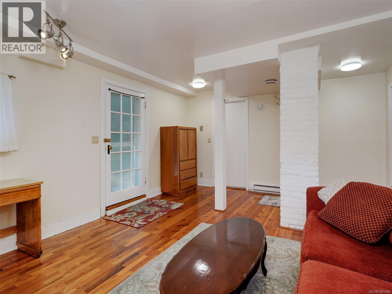 1011 Amphion St, Victoria