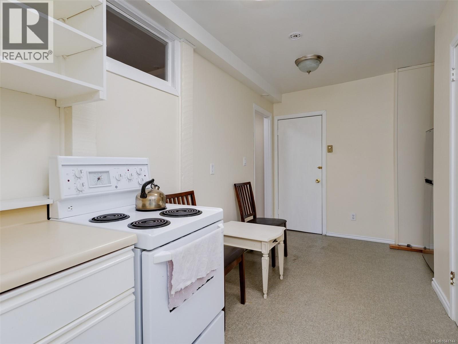 1011 Amphion St, Victoria