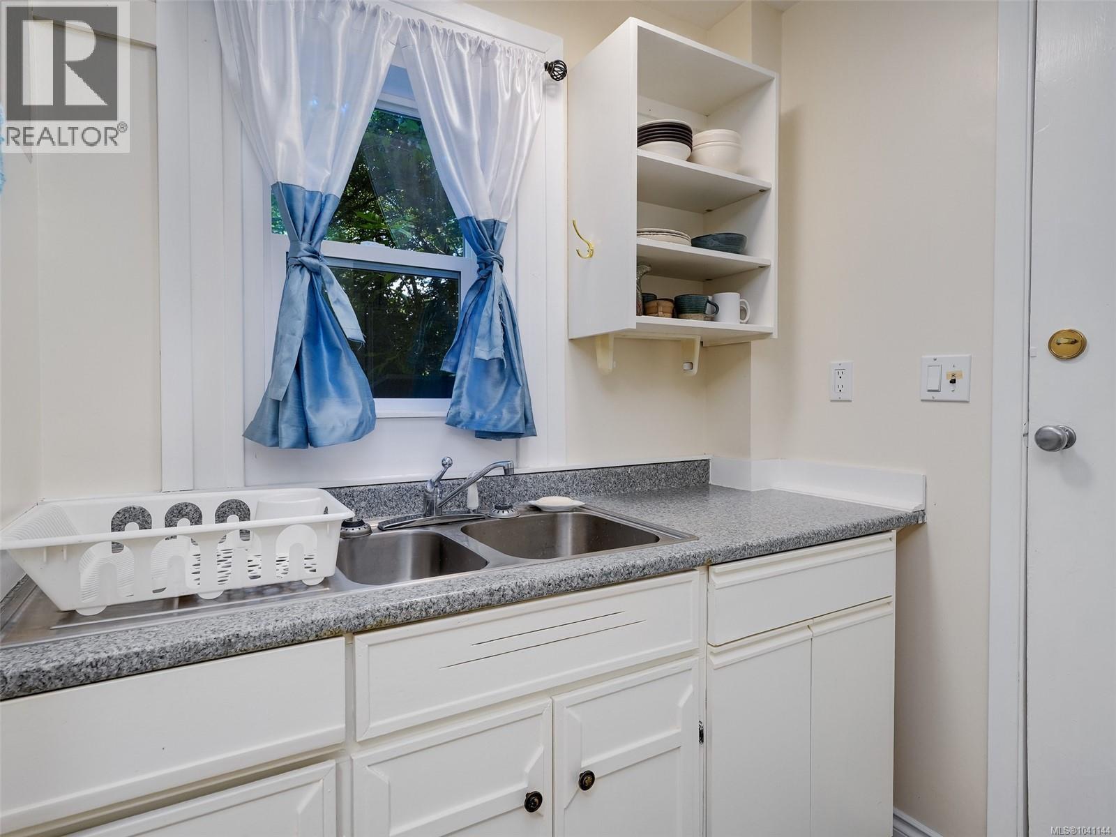 1011 Amphion St, Victoria