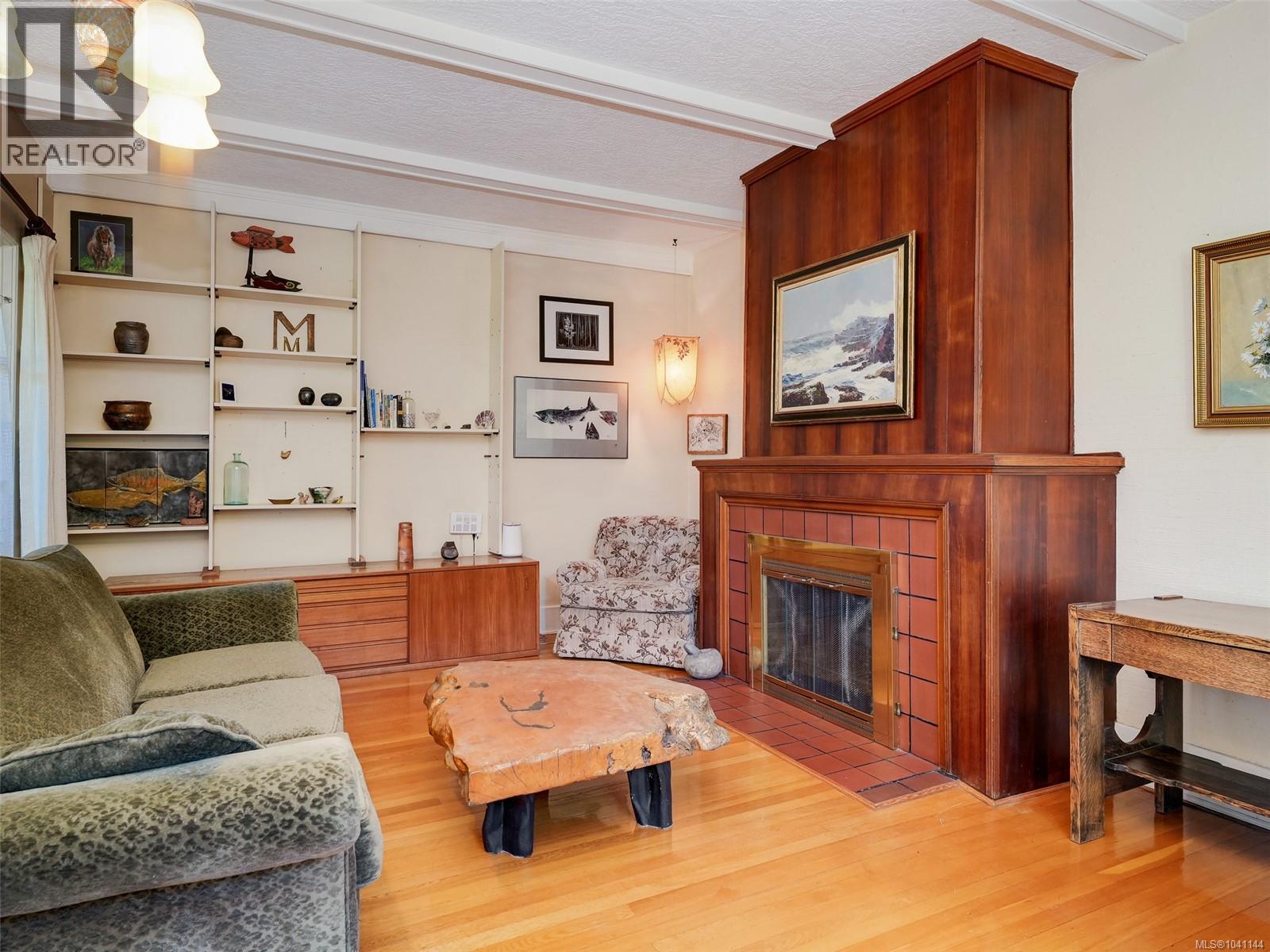 1011 Amphion St, Victoria