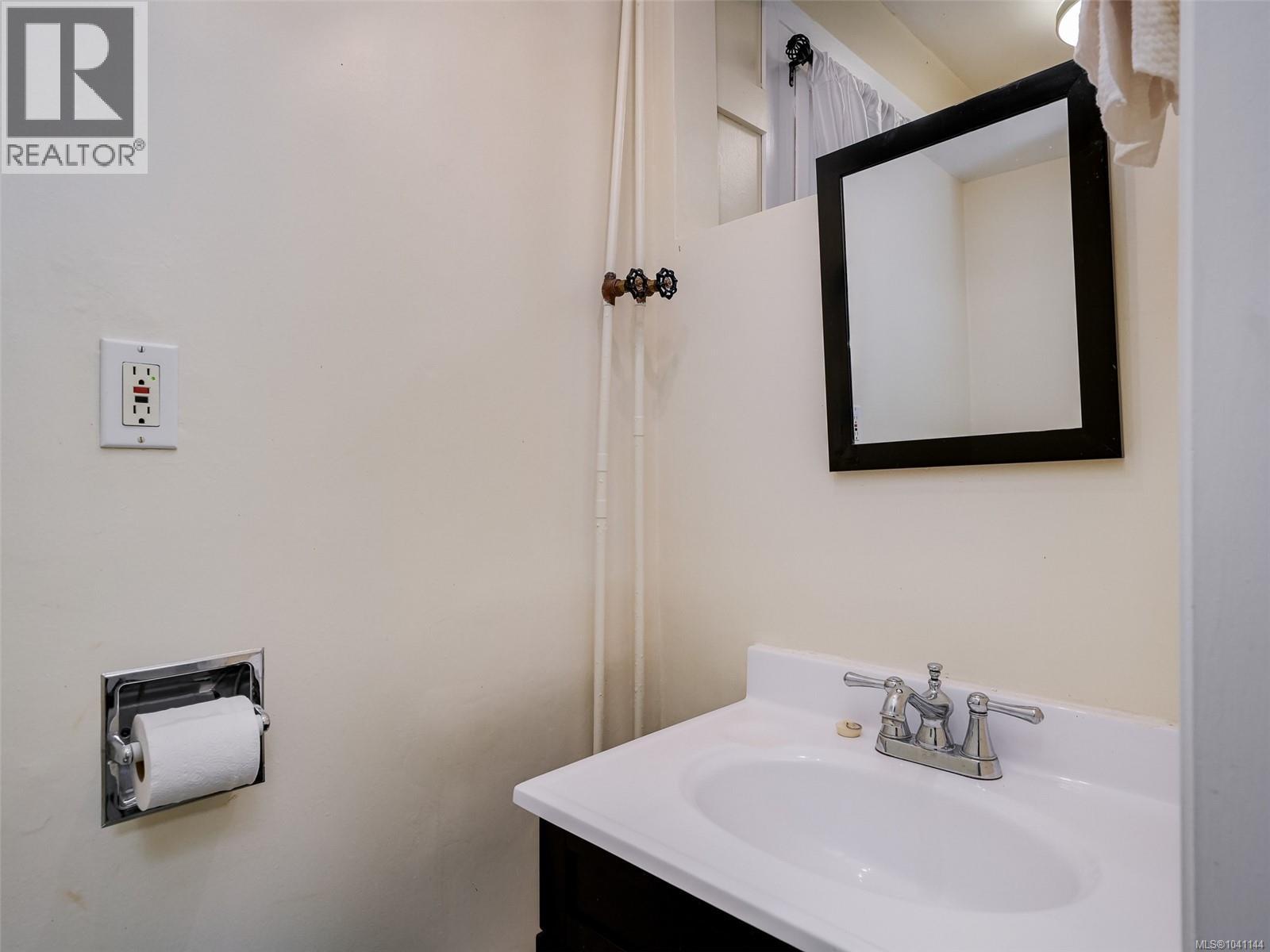 1011 Amphion St, Victoria