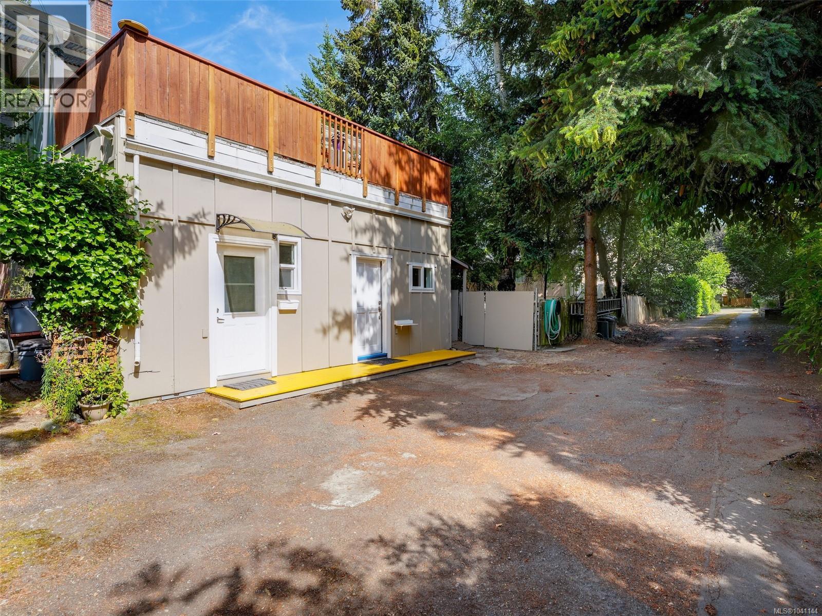 1011 Amphion St, Victoria
