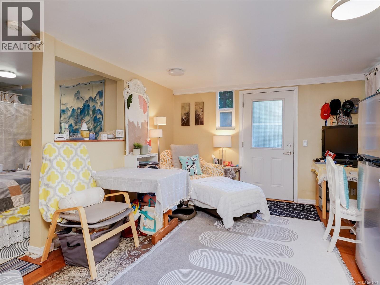1011 Amphion St, Victoria