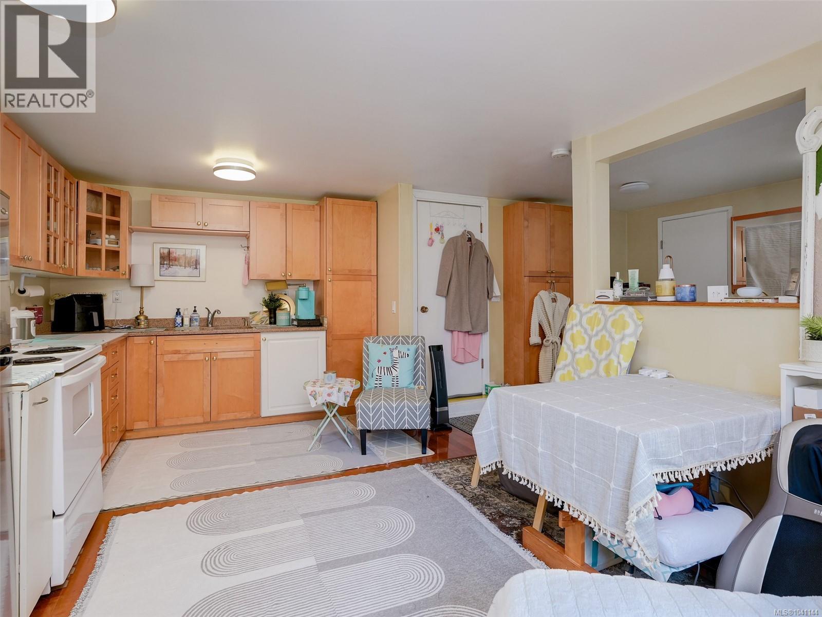 1011 Amphion St, Victoria