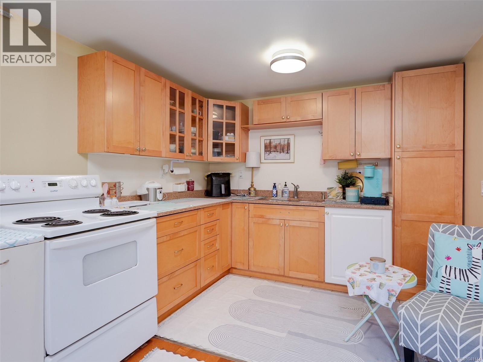 1011 Amphion St, Victoria