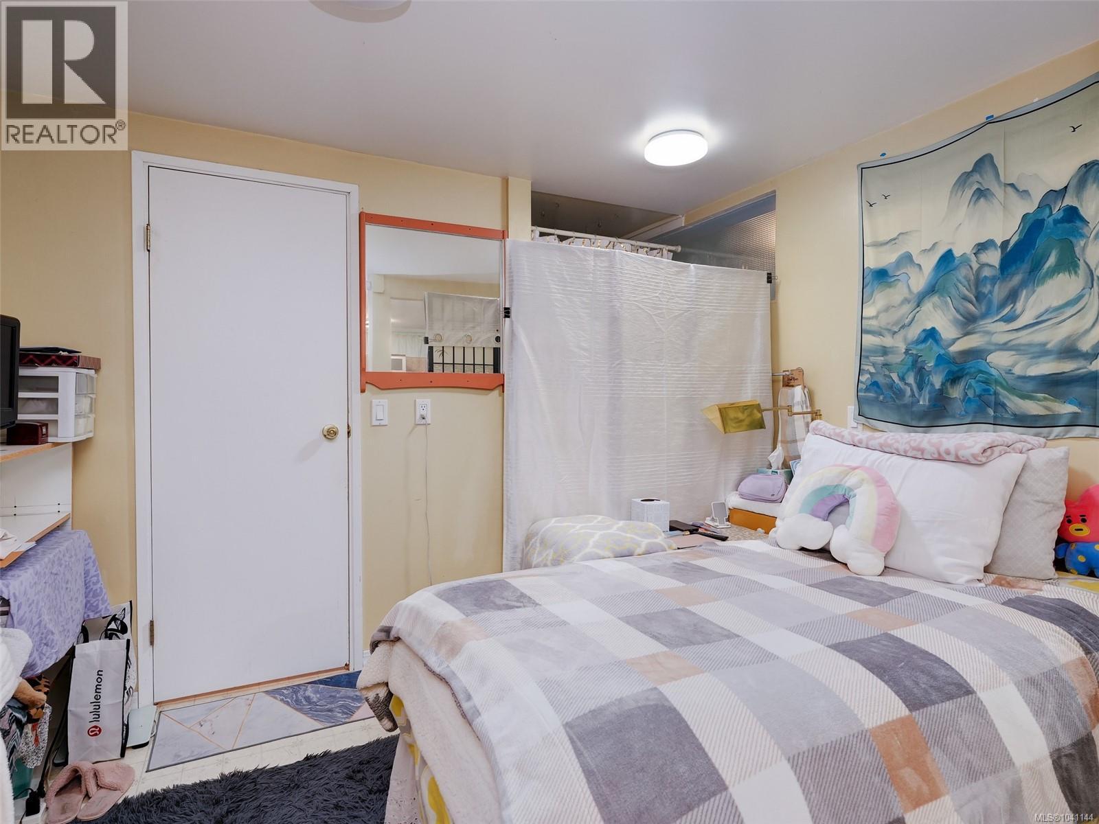 1011 Amphion St, Victoria