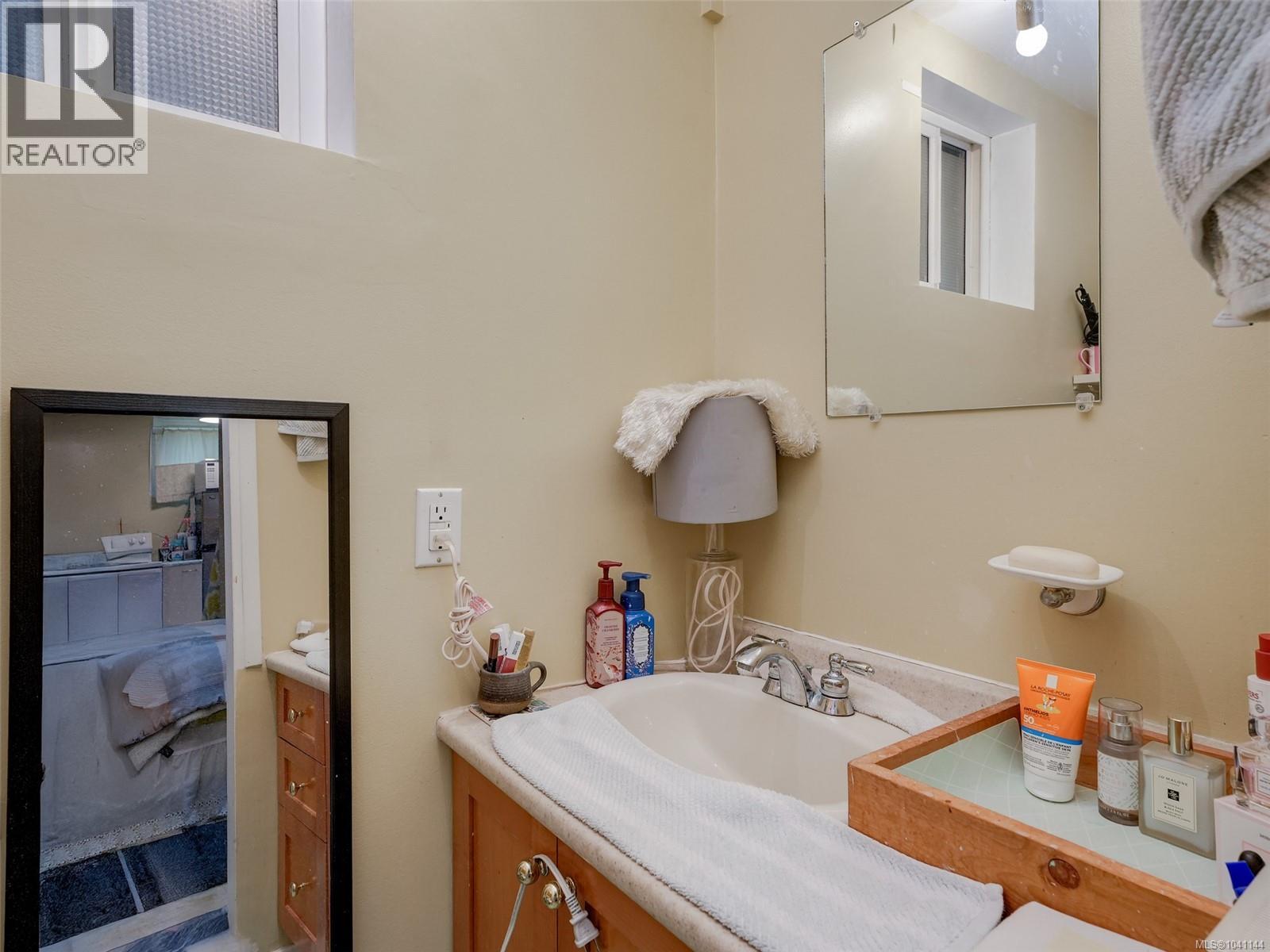 1011 Amphion St, Victoria