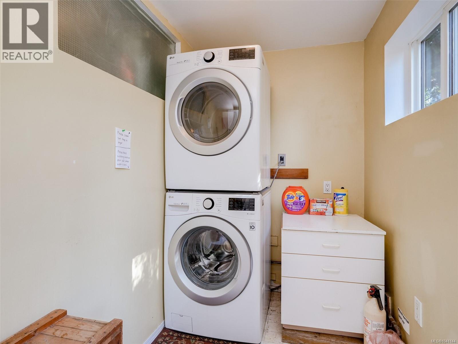 1011 Amphion St, Victoria
