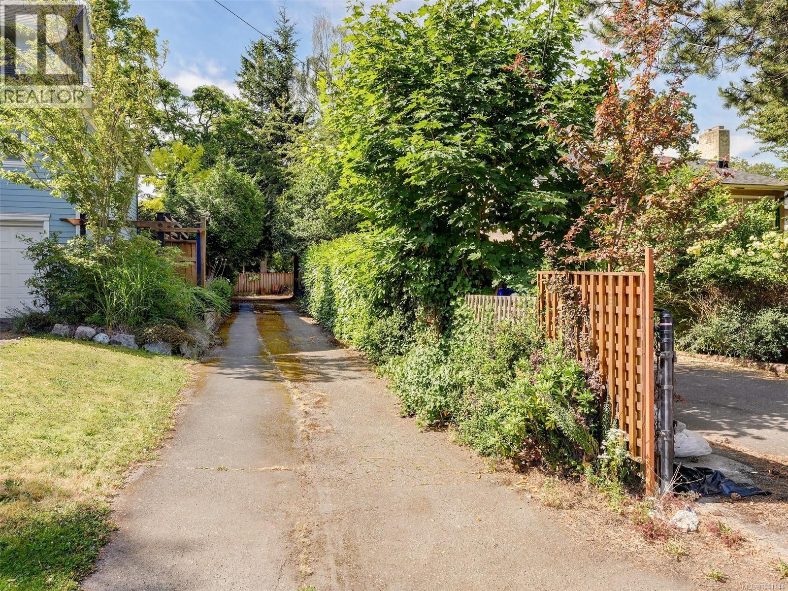 1011 Amphion St, Victoria