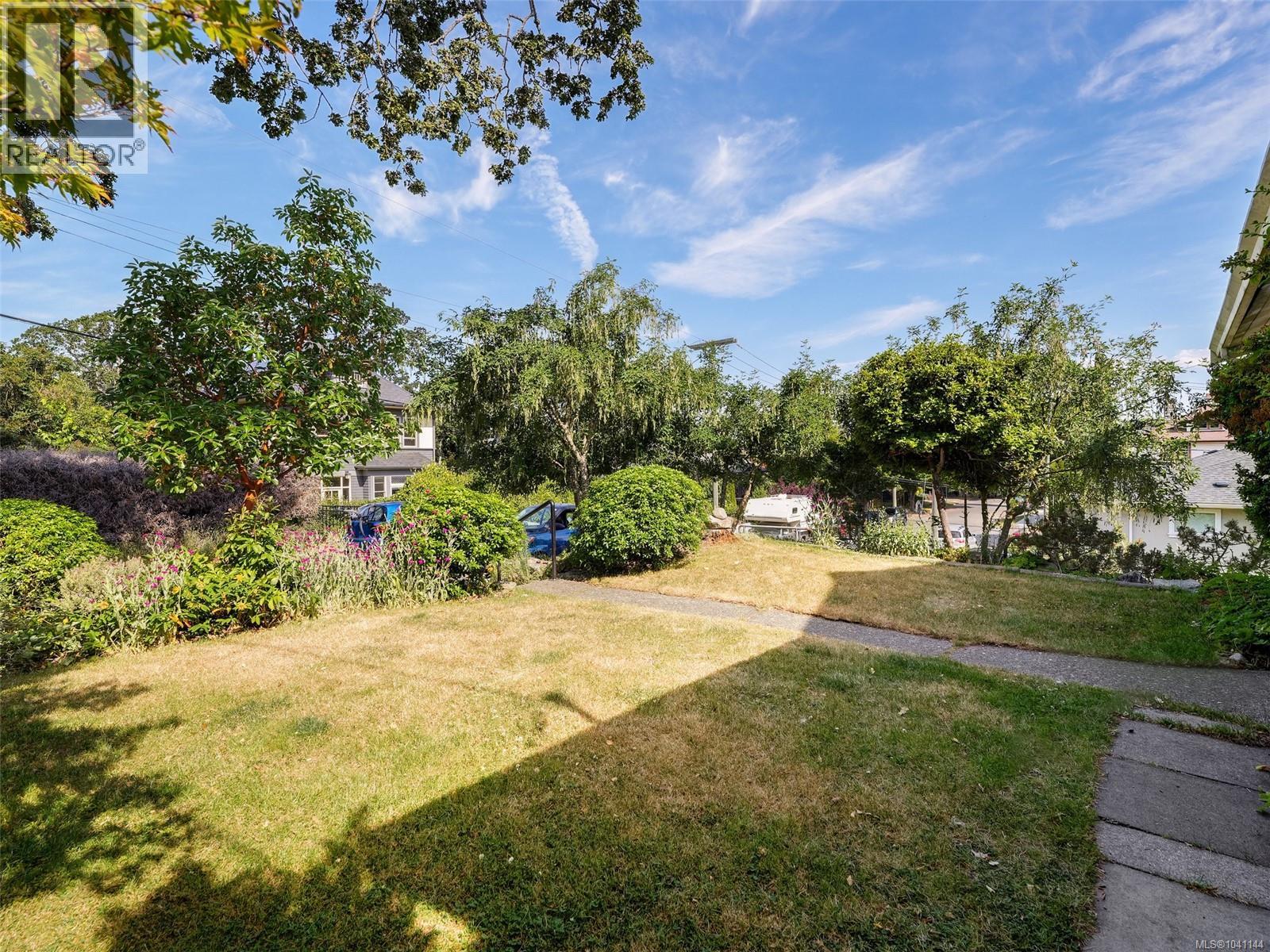 1011 Amphion St, Victoria