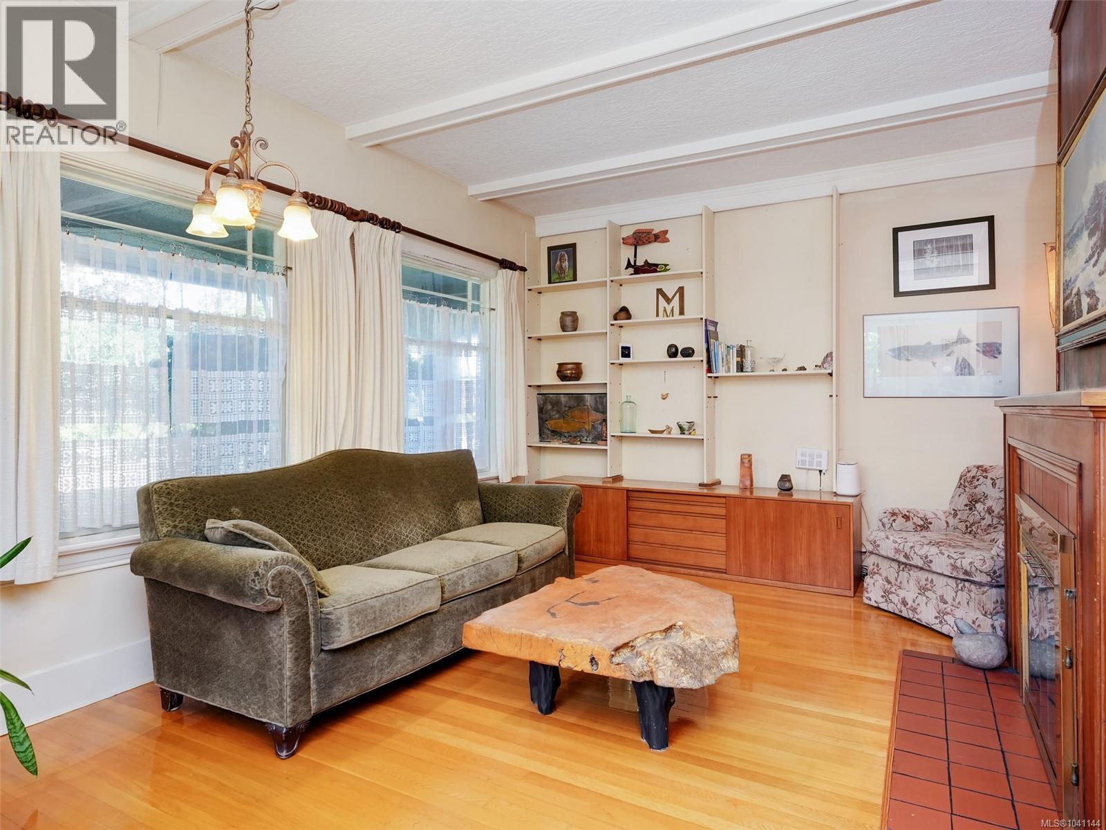 1011 Amphion St, Victoria
