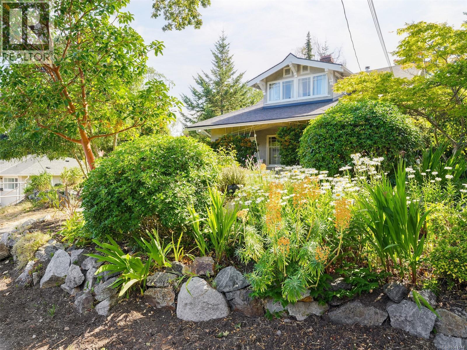 1011 Amphion St, Victoria