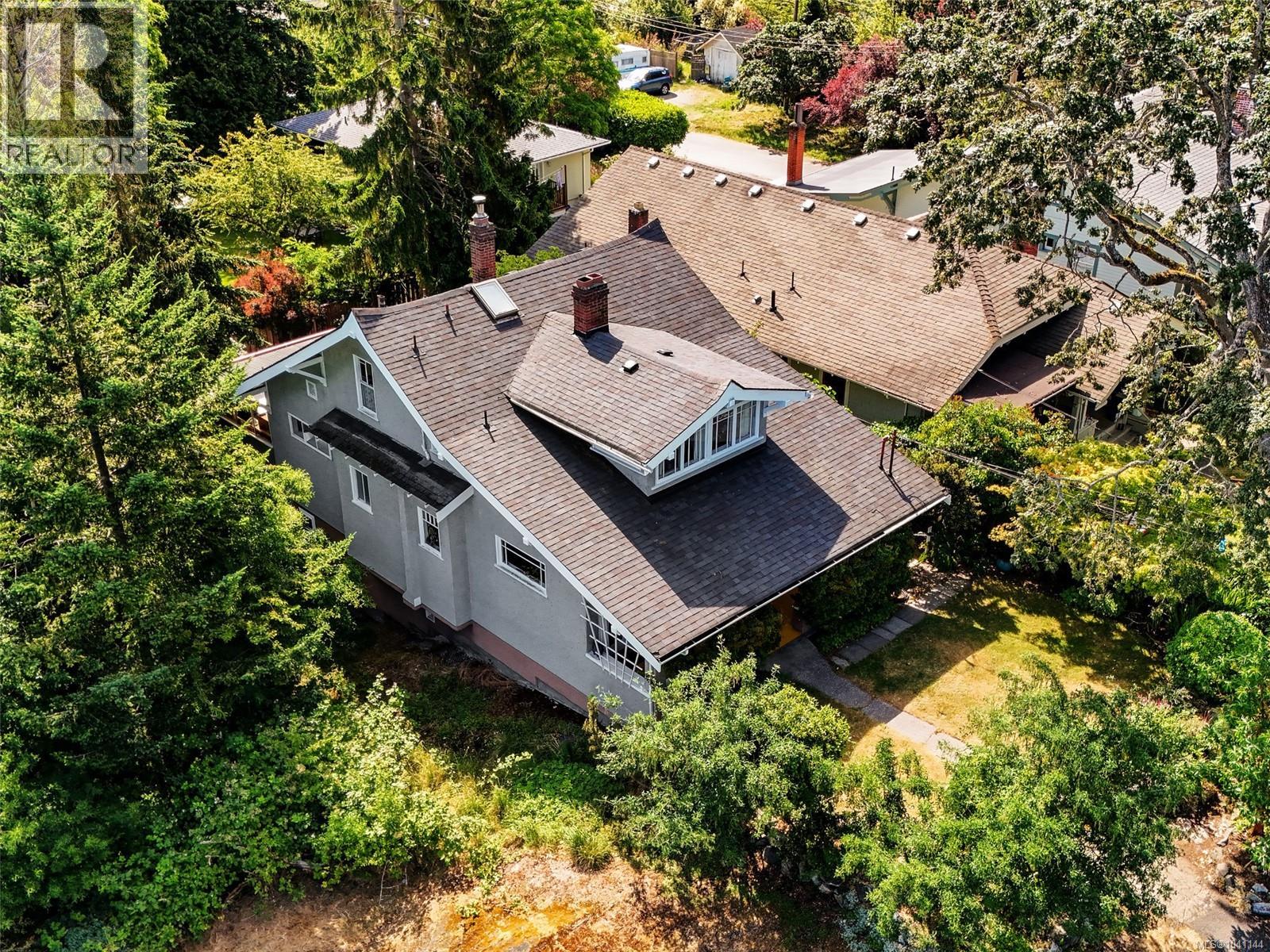 1011 Amphion St, Victoria