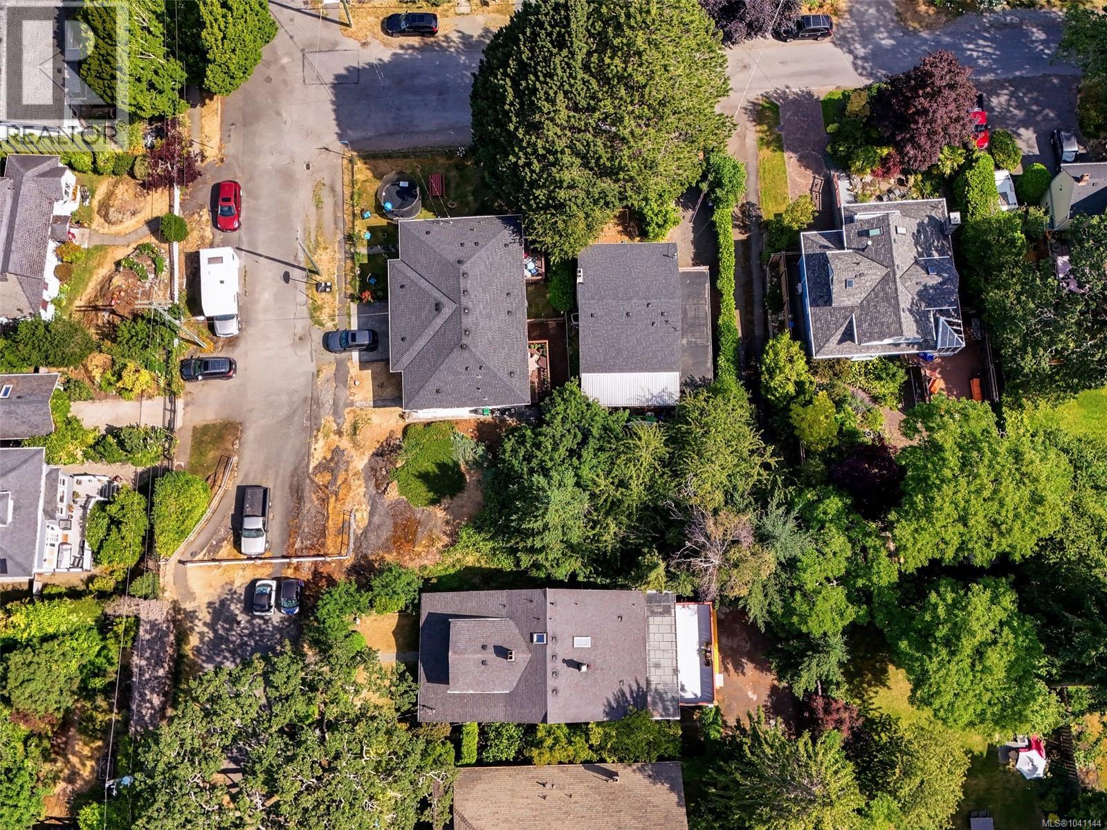 1011 Amphion St, Victoria