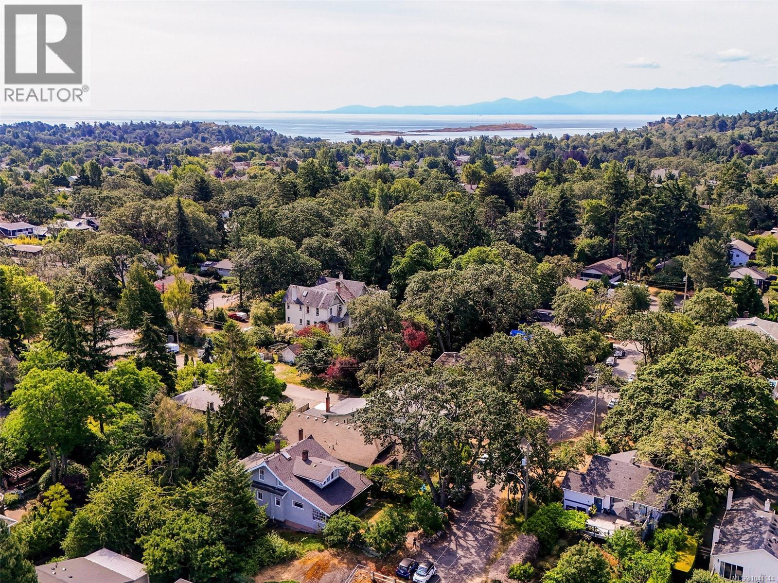 1011 Amphion St, Victoria