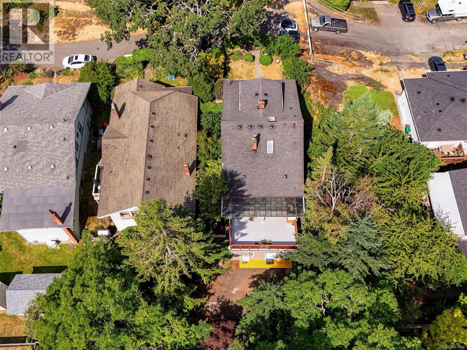 1011 Amphion St, Victoria
