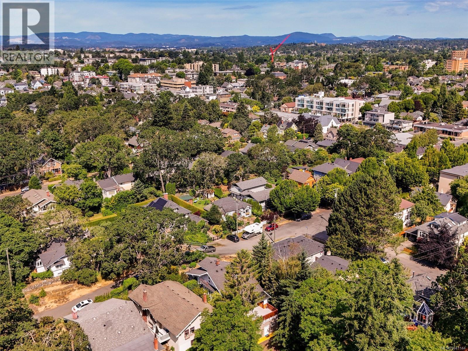 1011 Amphion St, Victoria