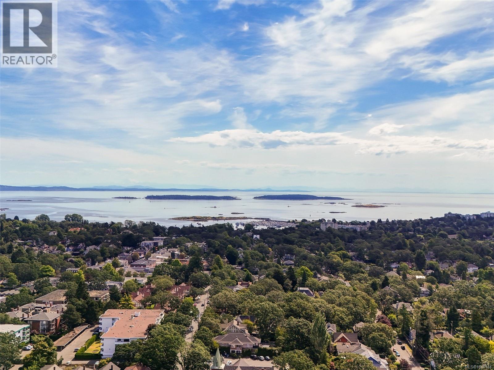 1011 Amphion St, Victoria