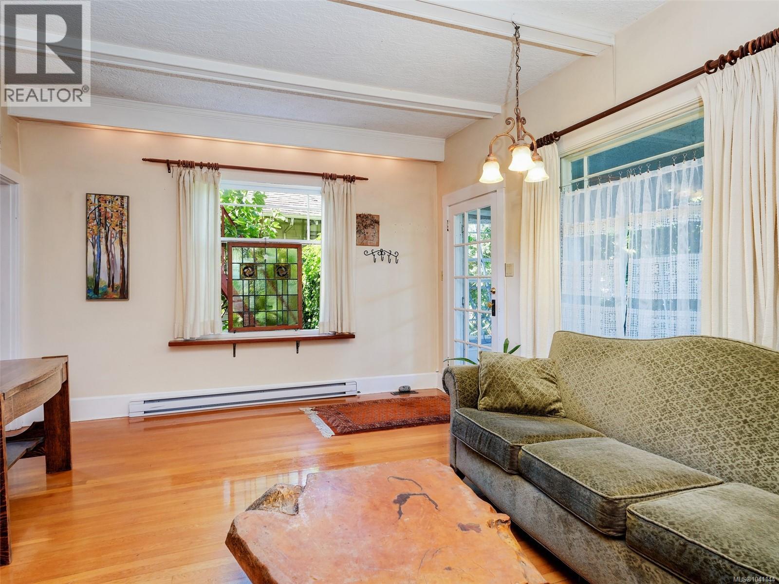 1011 Amphion St, Victoria