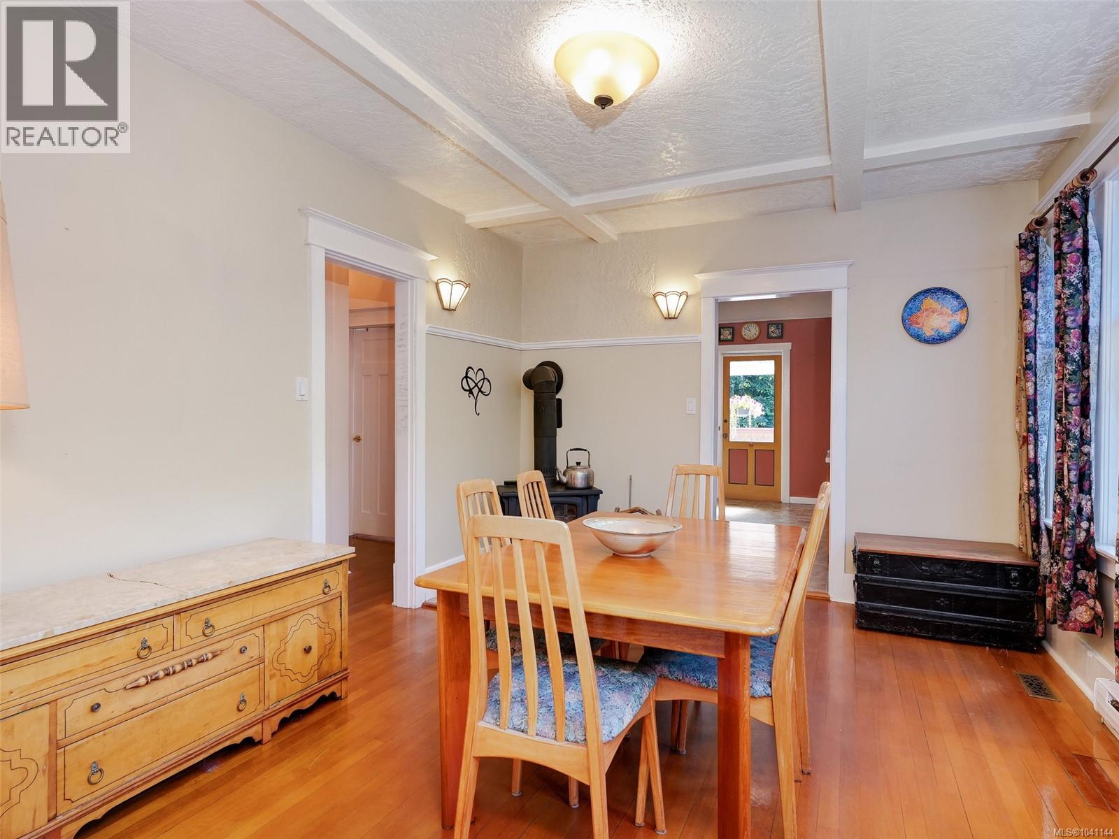 1011 Amphion St, Victoria