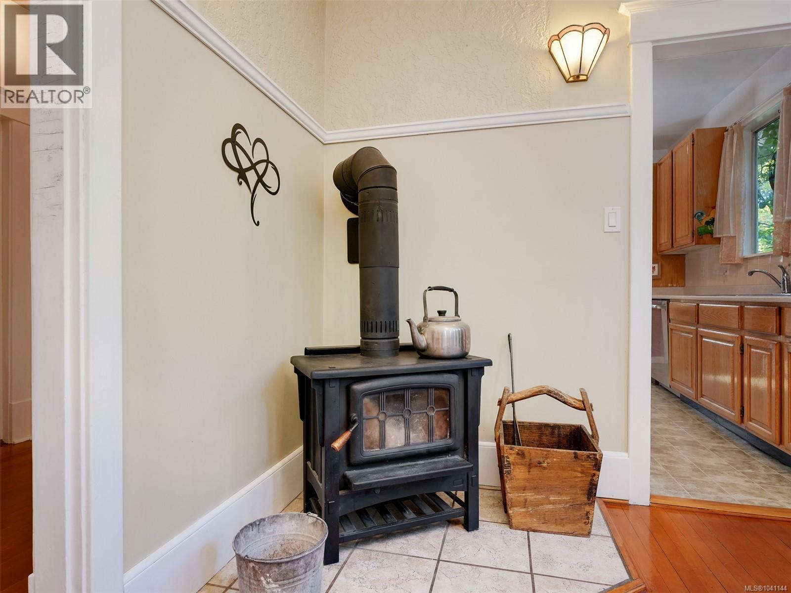 1011 Amphion St, Victoria