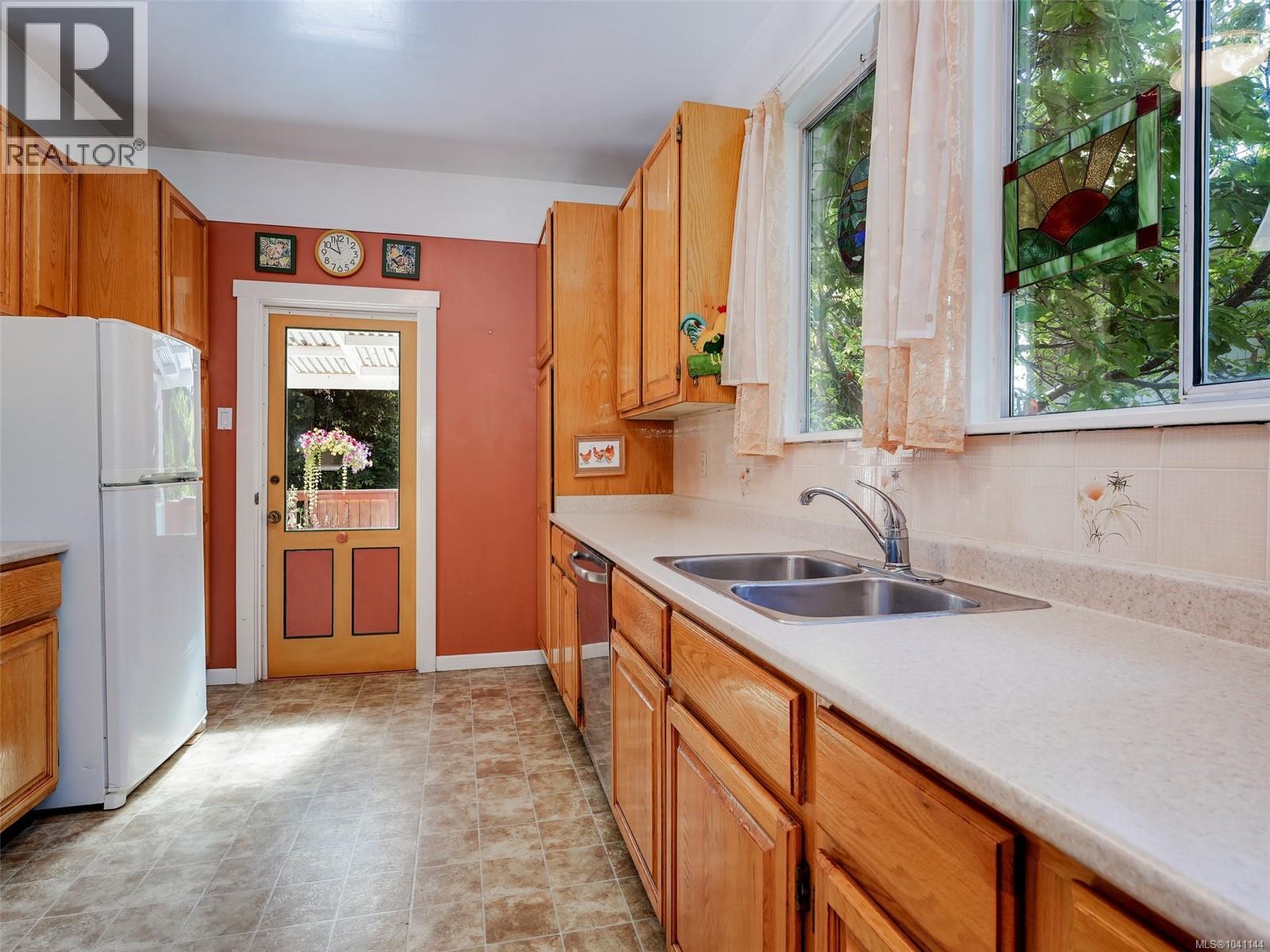 1011 Amphion St, Victoria