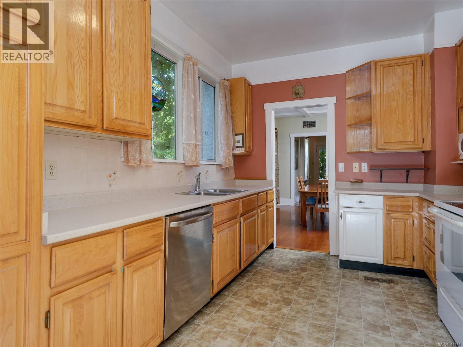 1011 Amphion St, Victoria