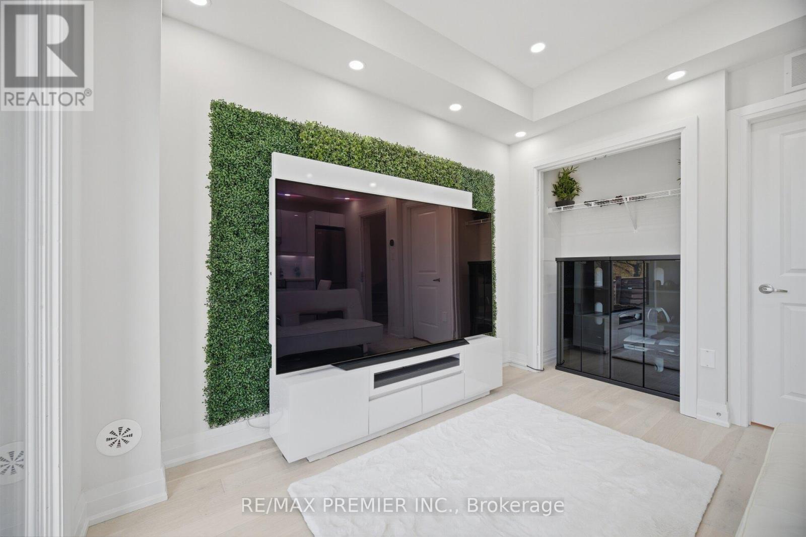 43 WILD ROSE GARDENS - 42