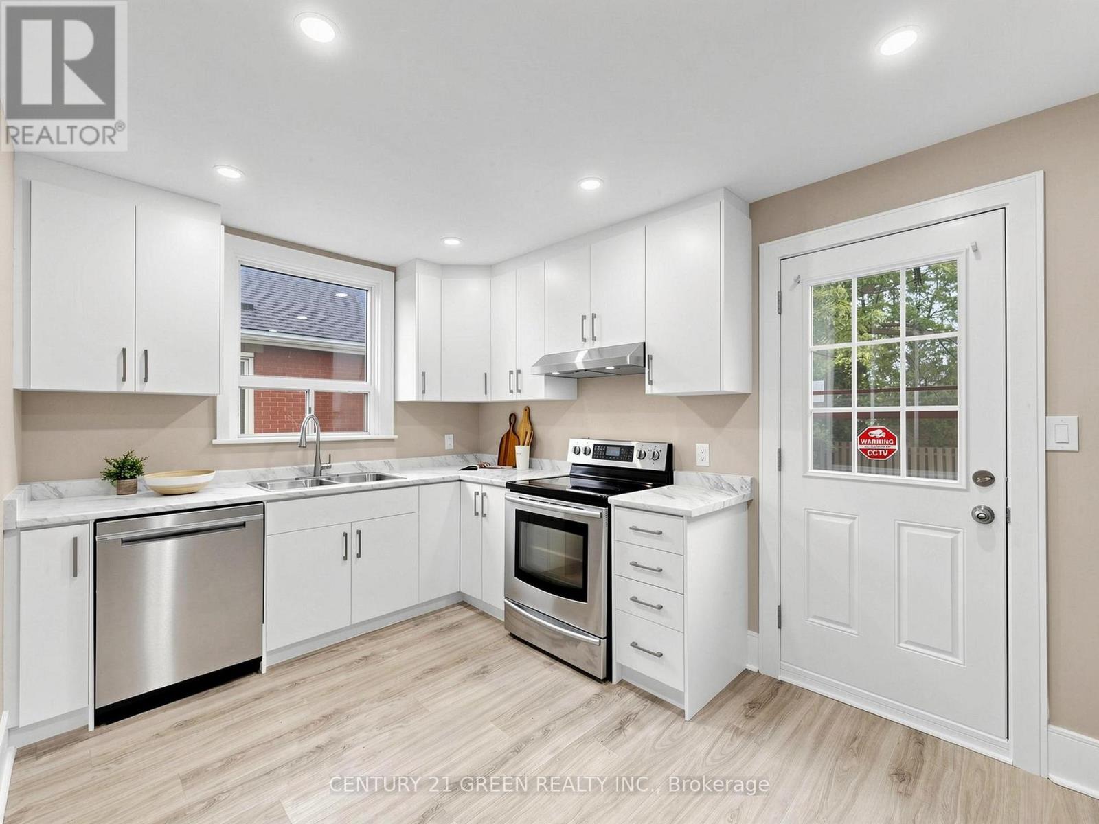87 FENNELL AVENUE W - 17
