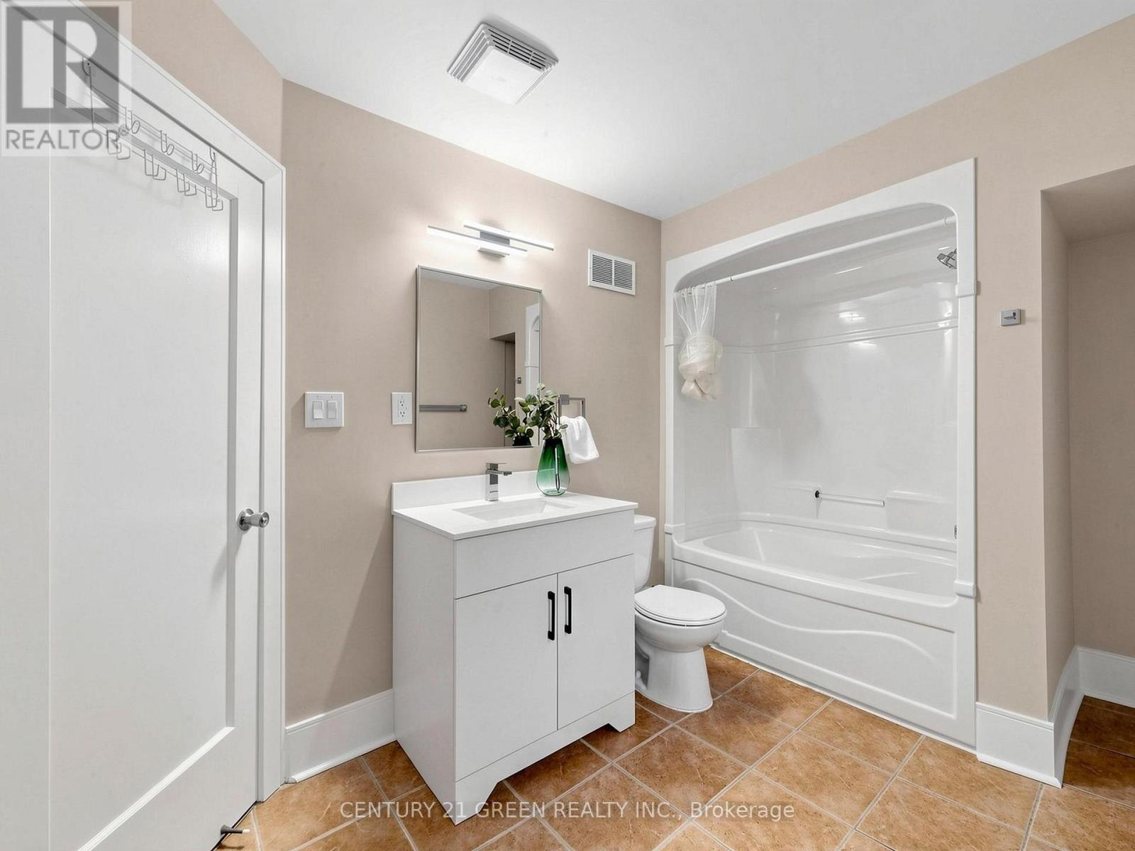 87 FENNELL AVENUE W - 32