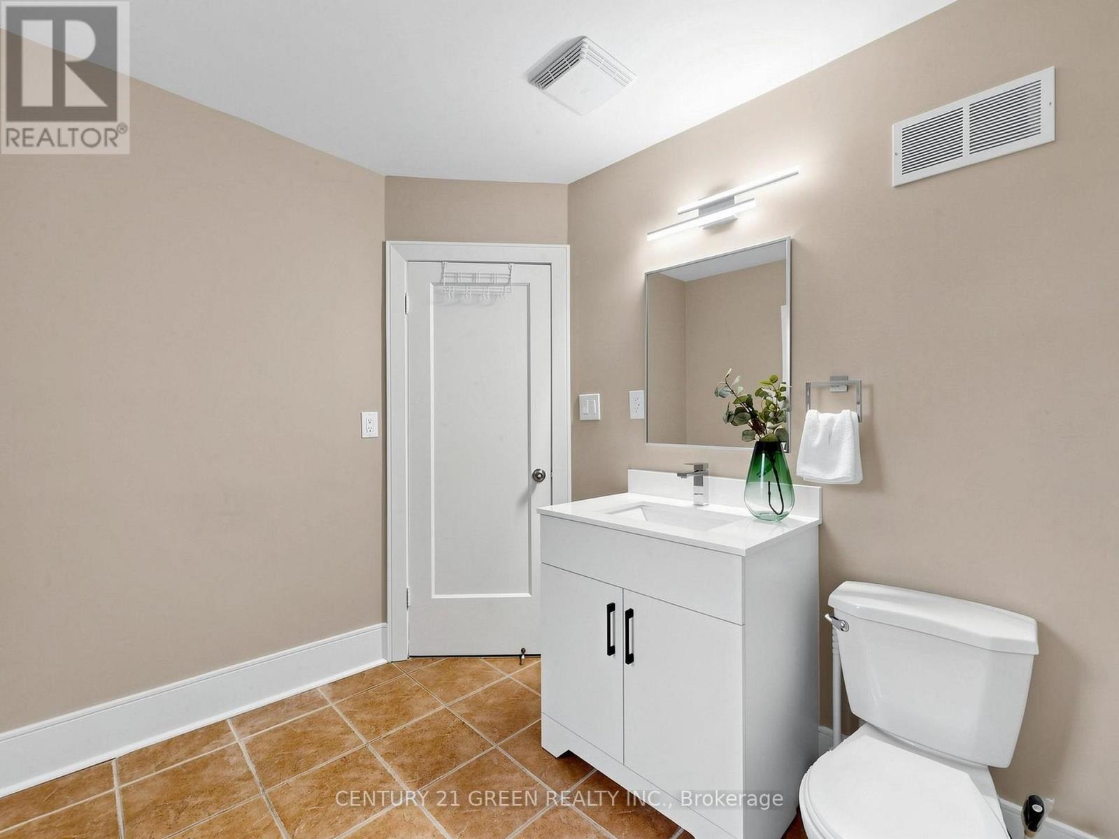 87 FENNELL AVENUE W - 33