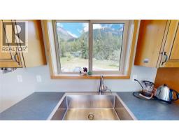2660 95 Highway, Brisco, BC V0A1B0 Photo 13