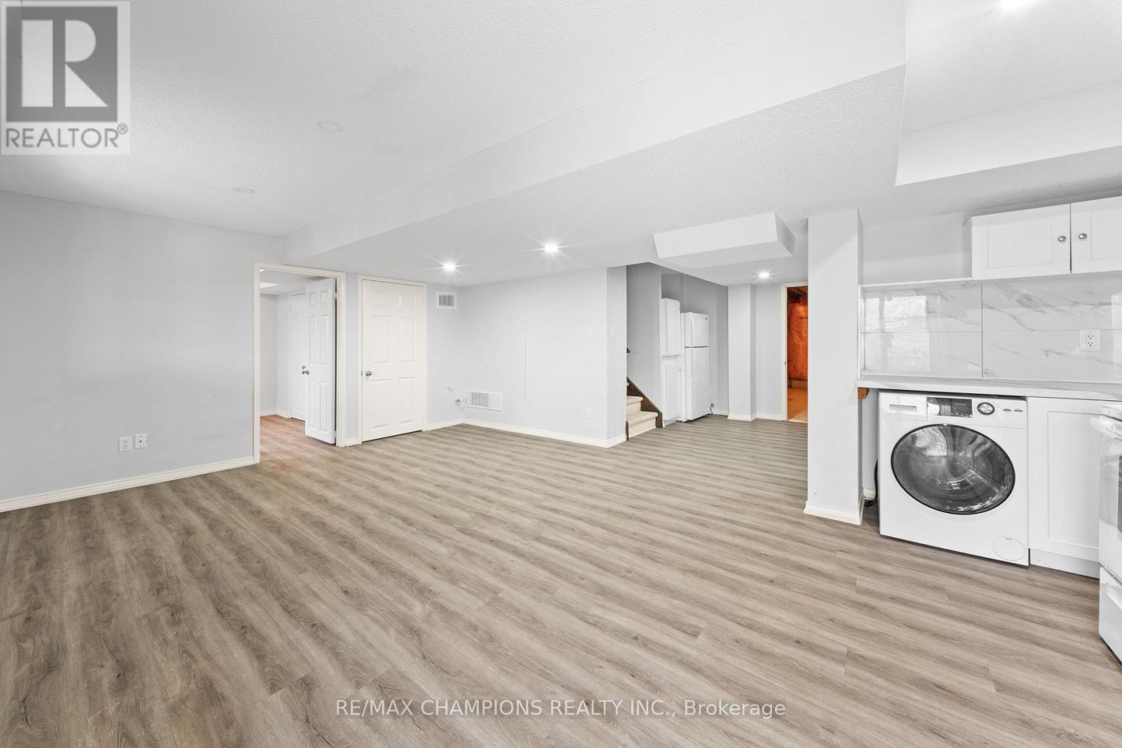 42 ABBOTSBURY DRIVE - 39