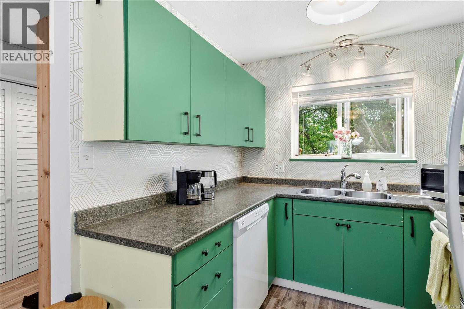 #9 555 Rockland Rd - 16