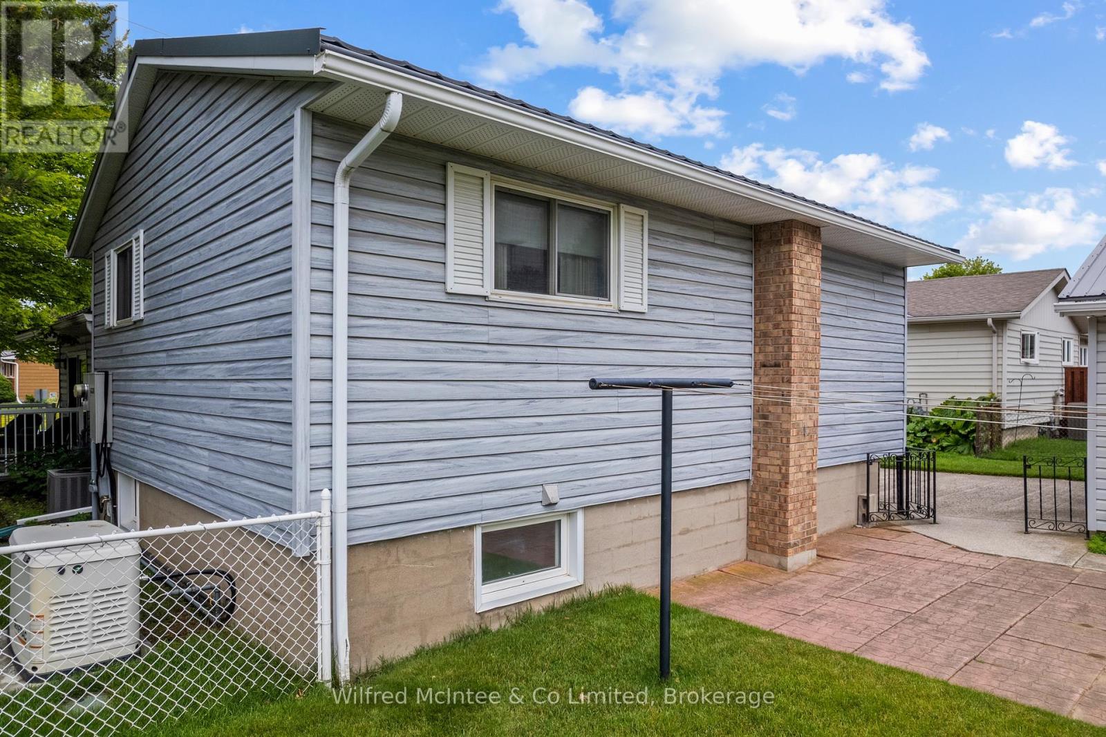 455 BRUCE STREET - 10