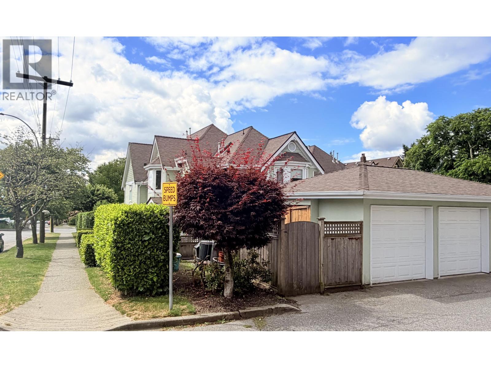 1015 ST. ANDREWS AVENUE — photo 3