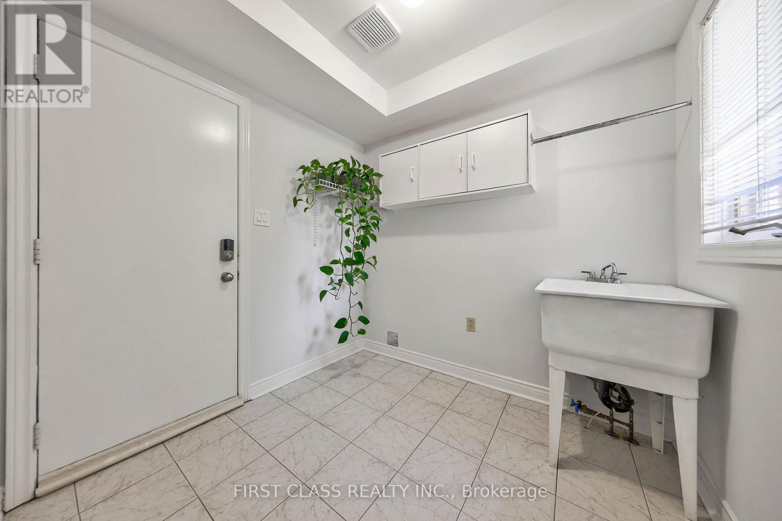 2511 LINWOOD STREET - 26