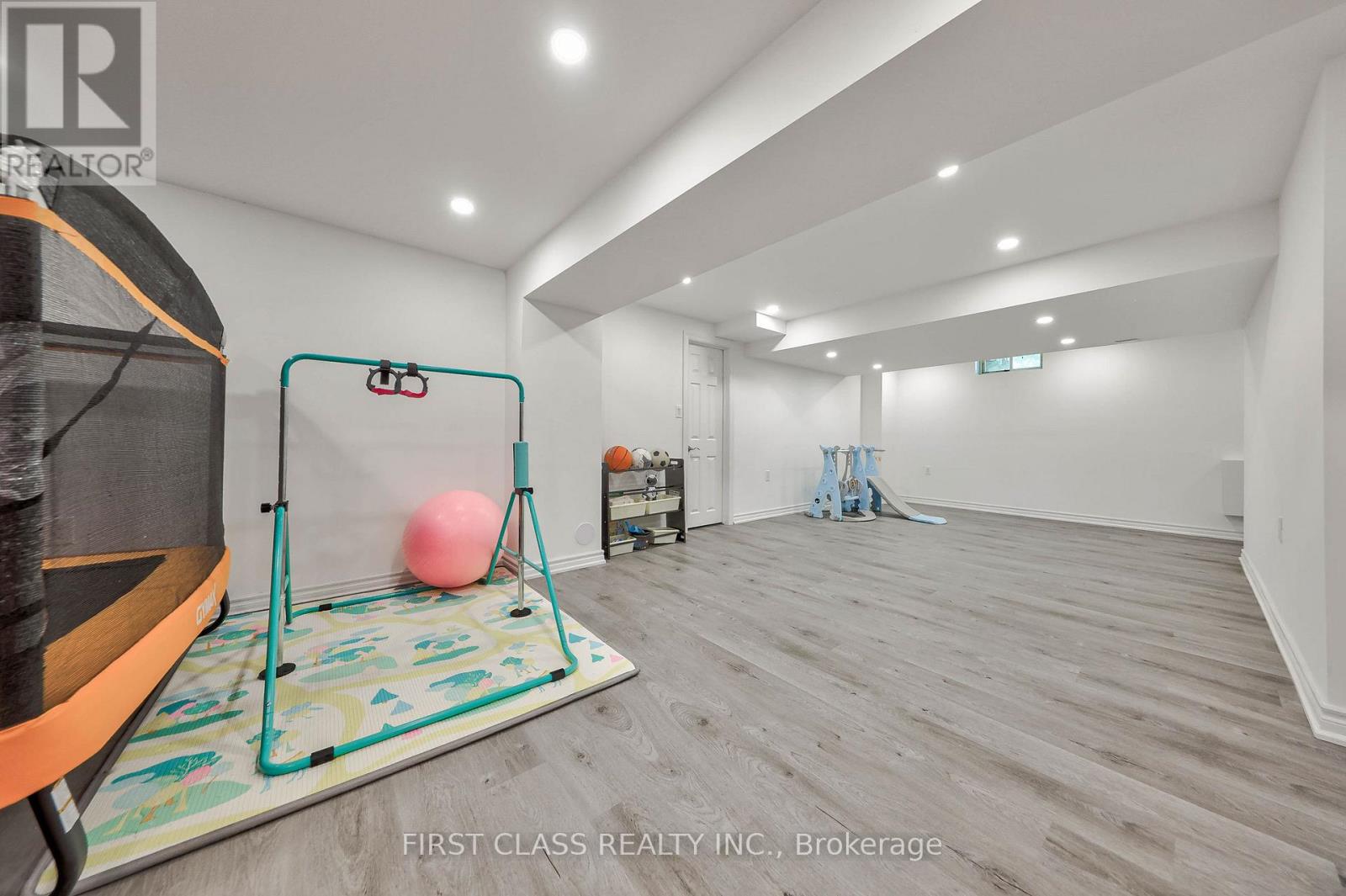2511 LINWOOD STREET - 39