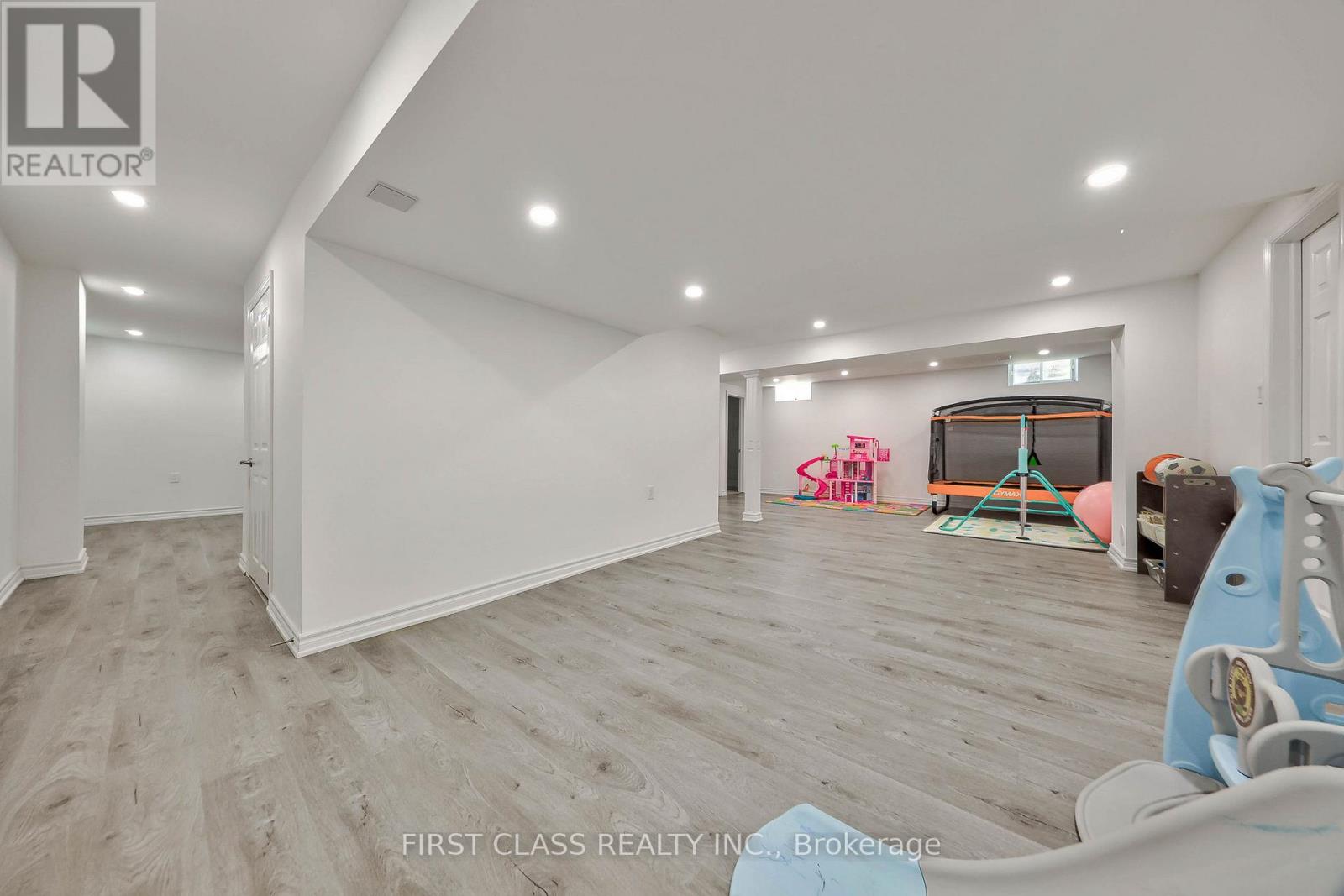 2511 LINWOOD STREET - 40