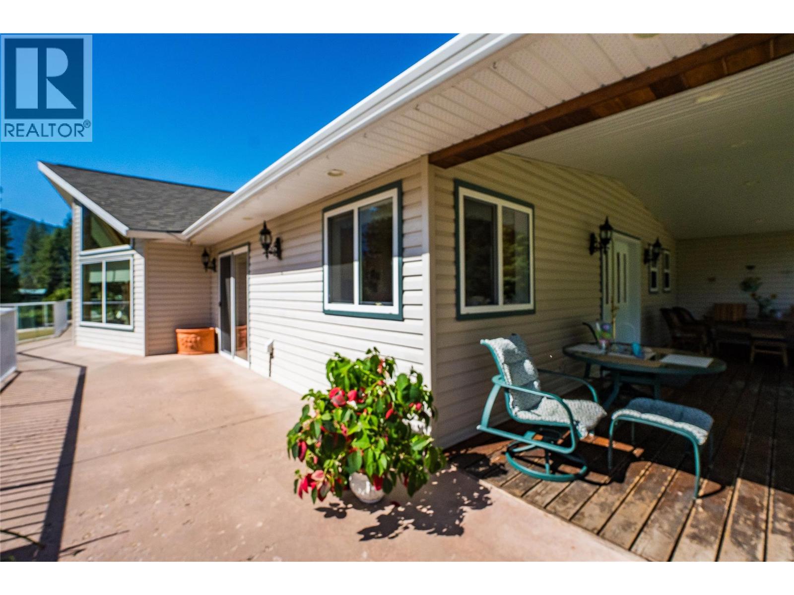 1995 Loff Road, Castlegar