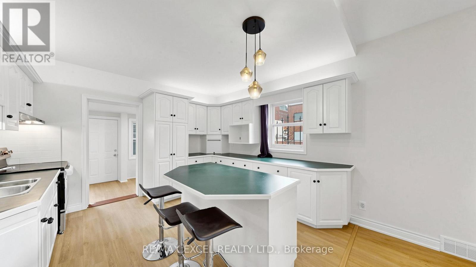 259 VICTORIA AVENUE N - 12