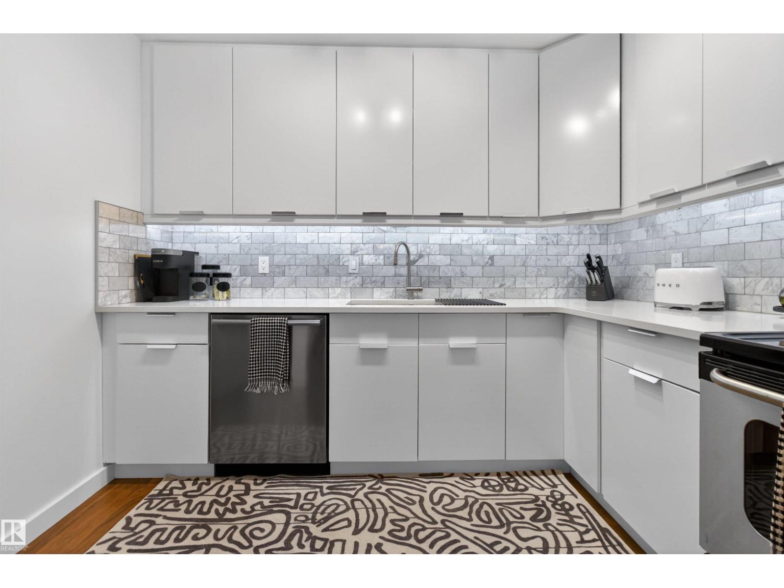 #305 10026 112 ST NW - 4