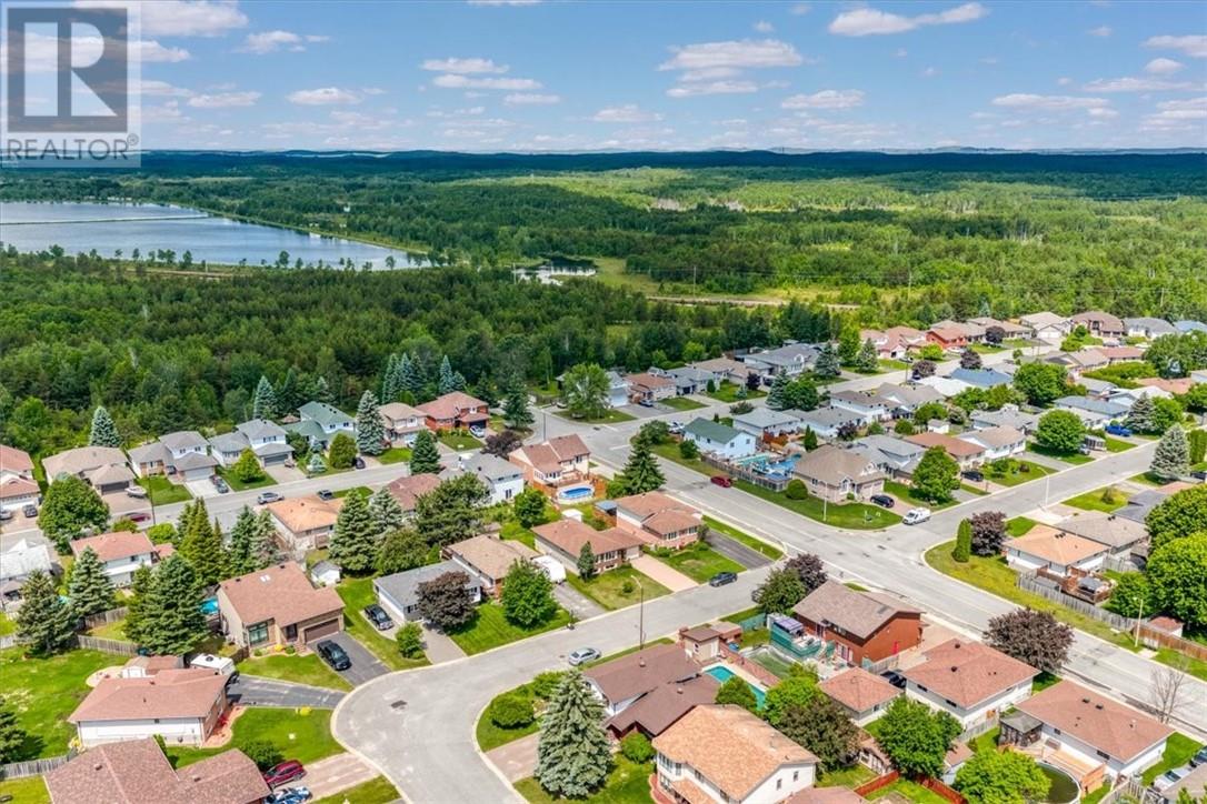 98 Chantal Crescent - 37
