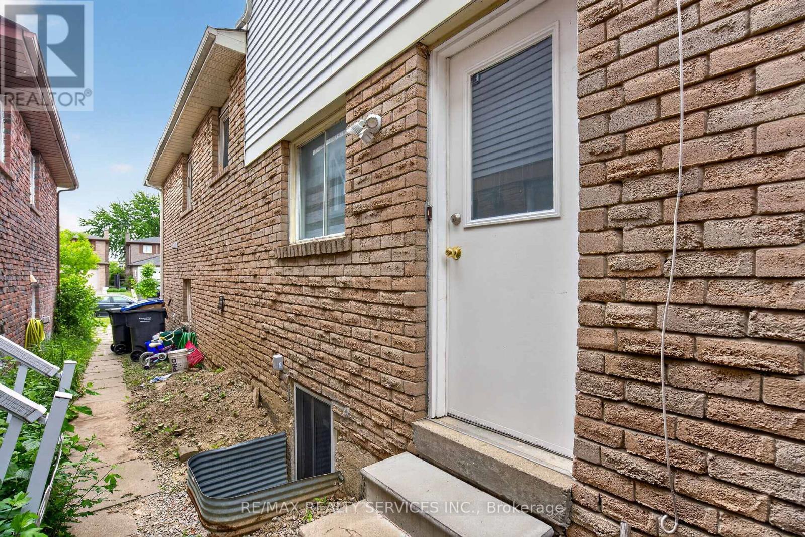 23 DAFOE CRESCENT - 26