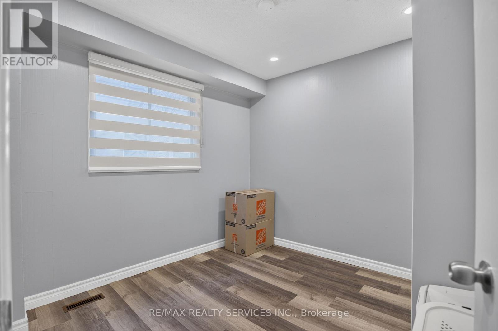 23 DAFOE CRESCENT - 32