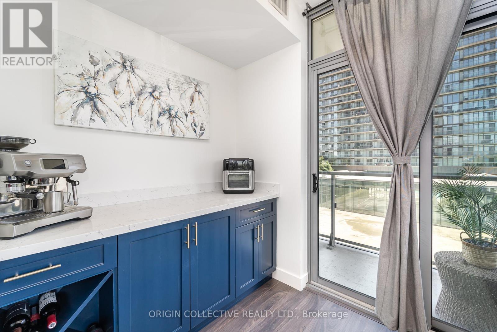 #302 105 THE QUEENSWAY AVENUE - 11